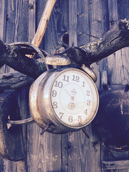 Une horloge en bois pour Noël : réveillez vos proches au naturel !